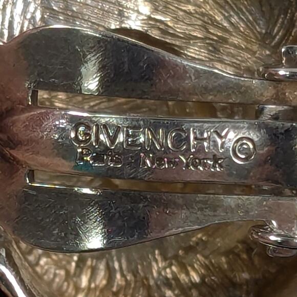 Vintage GIVENCHY Signed Silver Tone Swirl 3-D Shell Clip On Earrings - Picture 9 of 10